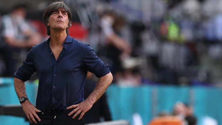 Fußball: EM, Portugal - Deutschland, Vorrunde, Gruppe F, 2. Spieltag in der EM-Arena München. Bundestrainer Joachim Löw schaut nach oben.