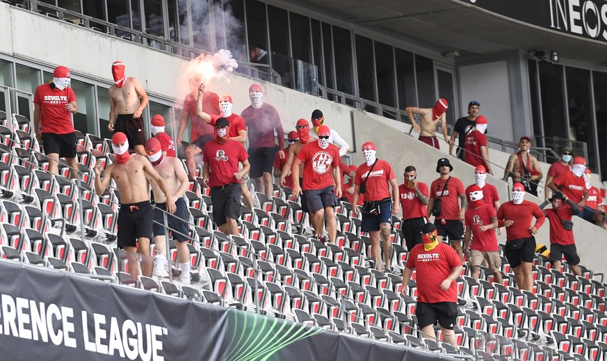 Vermummte Kölner Hooligans bahnen sich im Stade de Nice den Weg zu den gegnerischen Ultras.