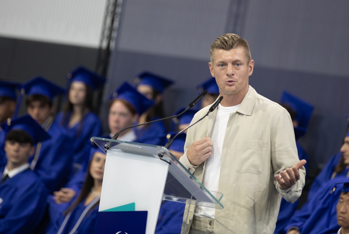 ARCHIV - 11.06.2025, Spanien, Manacor: Der ehemalige deutsche Fu�ballspieler Toni Kroos spricht bei der Abschlussfeier der Rafa Nadal Academy. (zu dpa: �Termin gefunden: Kroos erh�lt Verdienstorden�)  ...