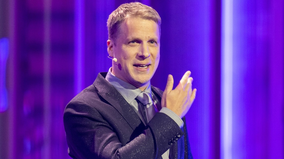ARCHIV - 12.12.2022, Berlin: Comedian Oliver Pocher steht bei der Aufzeichnung des &quot;Quatsch Comedy Clubs&quot; auf der B