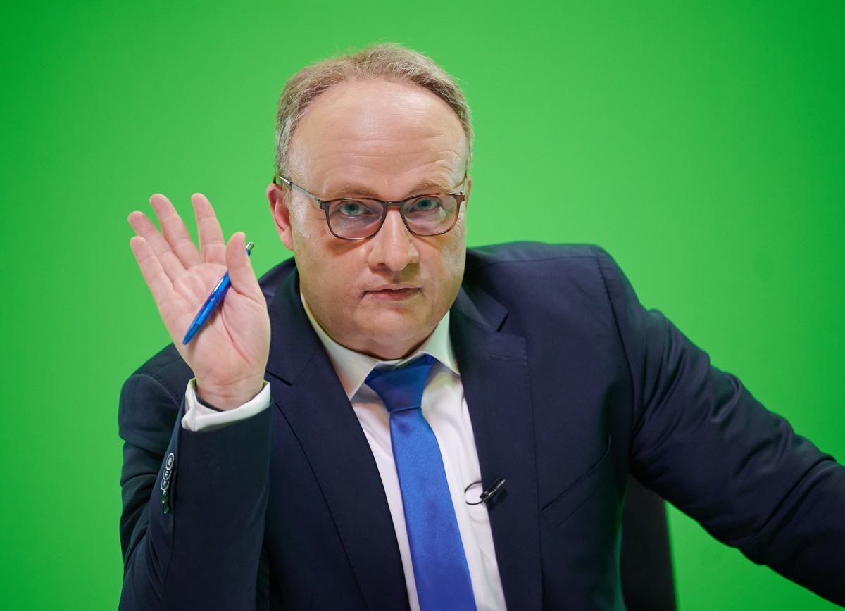 06.10.2020, Nordrhein-Westfalen, K�ln: Der Komiker Martin Klempnow parodiert Oliver Welke ("heute show") bei Dreharbeiten zur Comedy-Show �Binge Reloaded� (Amazon Prime Video) im Studio vor ...