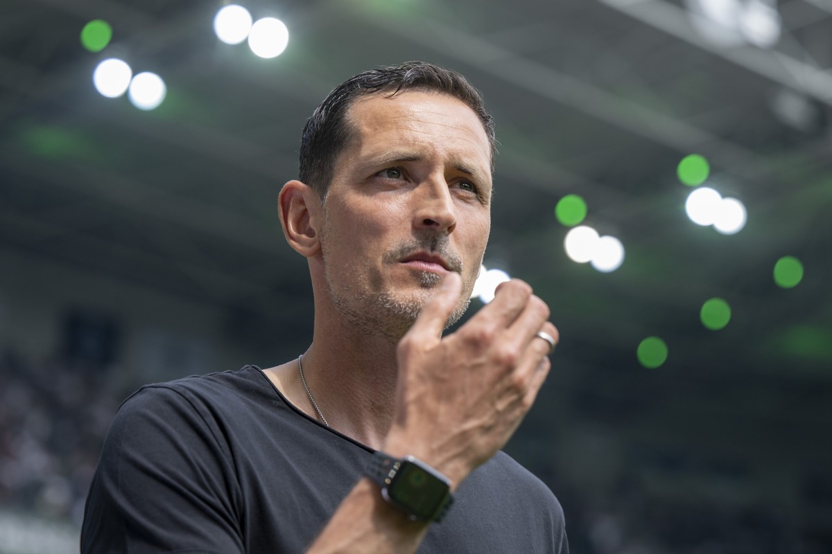 11.05.2024, Nordrhein-Westfalen, Mönchengladbach: Fußball: Bundesliga, Bor. Mönchengladbach - Eintracht Frankfurt, 33. Spieltag, Stadion im Borussia-Park: Frankfurts Trainer Dino Toppmöller betritt da ...