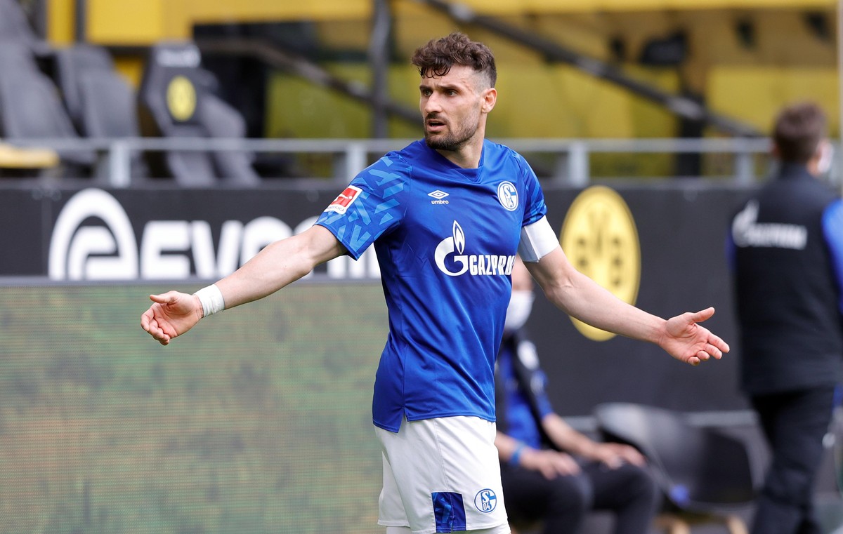 S04 Daniel Caligiuri , Gestik , Geste , Enttäuschung , enttäuscht , Enttaeuschung , enttaeuscht , unzufrieden ,
Sport: Fussball: 1. Bundesliga: Saison 19/20:
26. Spieltag: Borussia Dortmund - FC S ...