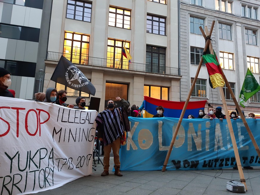 Juan Pablo Gutierrez demonstriert mit Klimaaktivisten vor der kolumbianischen Botschaft in Berlin gegen Kohleabbau.