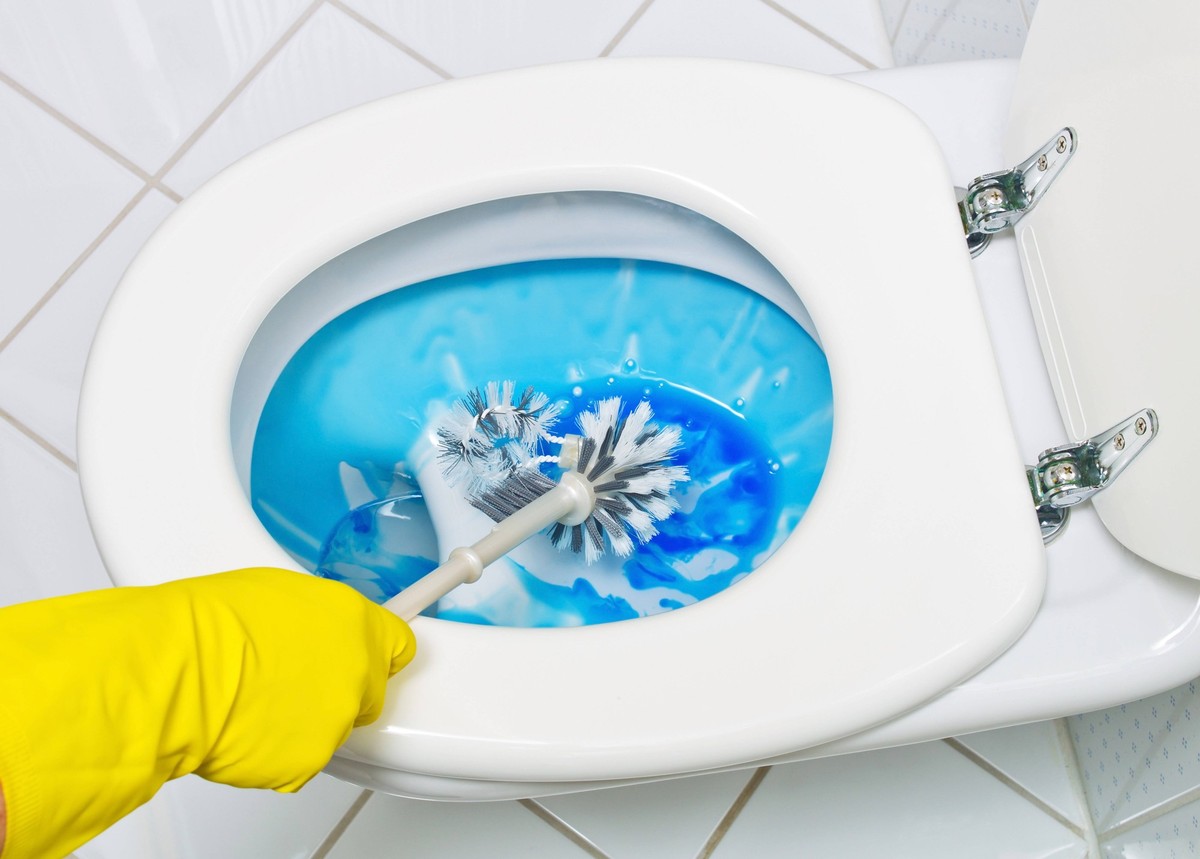 Die Toilette in einem Badezimmer wird gereinigt. Hausarbeit und Putzen McPBBO *** Cleaning the toilet in a bathroom Housework and cleaning McPBBO McPBBO