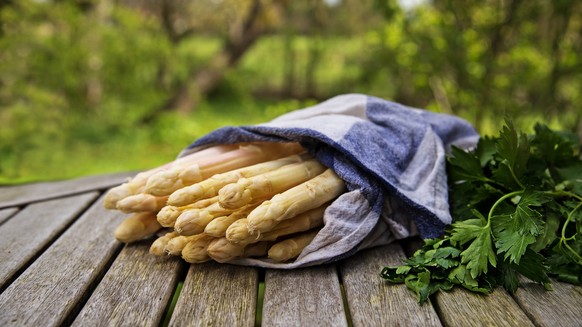 Ob grüner oder weißer Spargel: Rezepte gibt es viele. Doch zu Beginn der Spargel-Zeit fragen sich viele Kunden, ob sie auch hier mit Preis-Erhöhungen rechnen müssen.