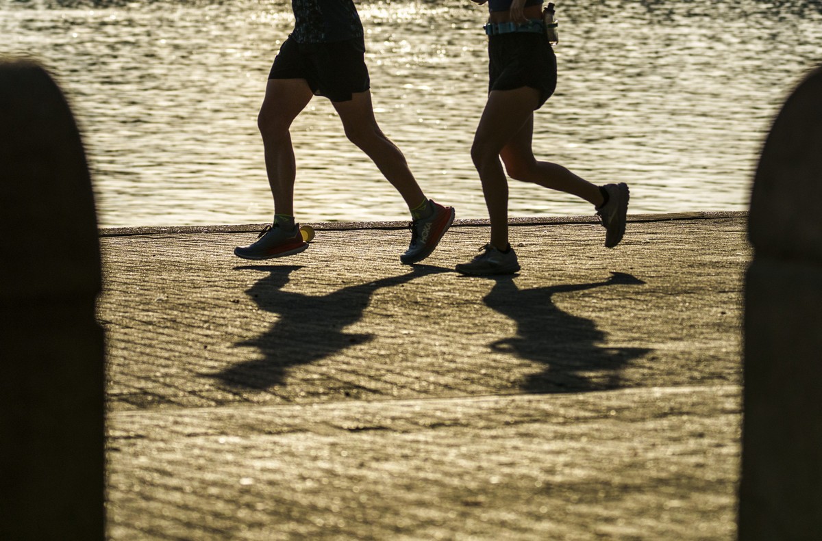 04.08.2022, Rheinland-Pfalz, Mainz: Zwei Menschen joggen in den fr