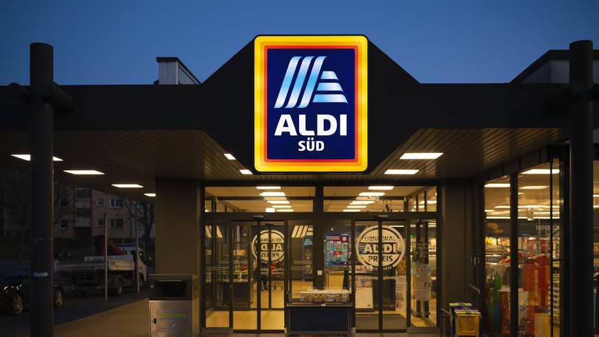 Eingang ALDI S√ºd, Einzelhandelskette, Lebensmittelladen, Logo auf Schild, blaue Stunde, Stuttgart, Baden-W√ºrttemberg, Deutschland Einzelhandel *** Entrance ALDI South, retail chain, grocery store, l ...