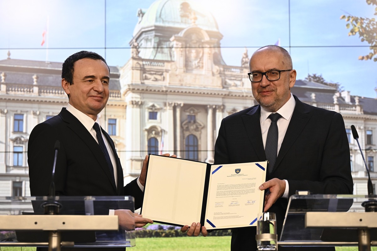 15.12.2022, Tschechien, Prag: Mikula Bek (r), tschechischer Minister f�r europ�ische Angelegenheiten, und Albin Kurti, Ministerpr�sident des Kosovo, sprechen auf einer Pressekonferenz zum EU-Beitritt ...