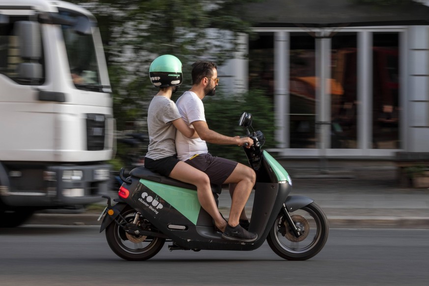 Elektro-Roller der Verleihfirma Coop fährt durch Berlin snapshot-photography/R.Price *** Electro scooter of the rental company Coop drives through Berlin snapshot photography R Price