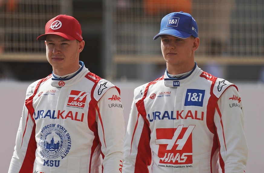Formel 1: Auftakt der Testfahrten, International Circuit von Sakhir. Mick Schumacher vom Haas F1 Team (r) und sein russsischer Teamkollege Nikita Mazepin stehen für Werbeaufnahmen für die Formel 1 ber ...