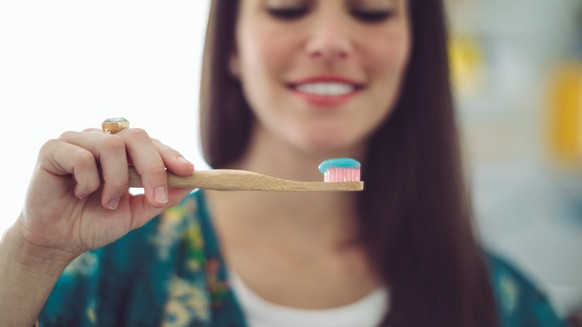 Warum nicht mal die Zahnbürste aus Bambus nehmen? Preislich sind sie schon längst nicht mehr teurer als die „normale“ Plastikzahnbürste.