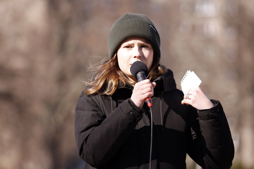 Luisa Neubauer bei der Fridays for Future Demonstration gegen den Krieg in der Ukraine und f