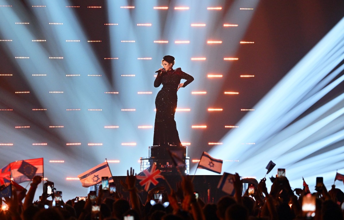 13.05.2023, Gro�britannien, Liverpool: La Zarra aus Frankreich singt �Evidemment� beim Finale des 67. Eurovision Song Contest (ESC) in der M&amp;S Bank Arena. Foto: Peter Kneffel/dpa +++ dpa-Bildfunk  ...