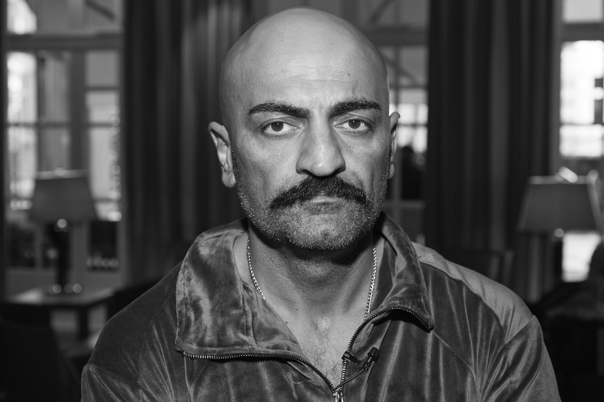 ARCHIV - 01.10.2022, Hamburg: Giwar Hajabi alias Xatar steht im Foyer eines Hotels. Hajabis Film «Rheingold» wurde im Rahmen des 30. Filmfests Hamburg im Cinemaxx vorgeführt. (zu dpa: «Wahre Deutschra ...