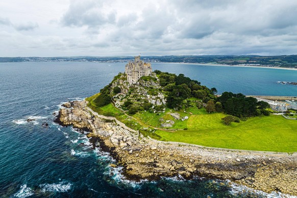 St. Michaels Mount, Burg aus einer Drohne, Marazion, Cornwall, England, Gro�britannien, Europa *** St Michaels Mount, Burg from a Drone, Marazion, Cornwall, England, Great Britain, Europe Copyright: i ...