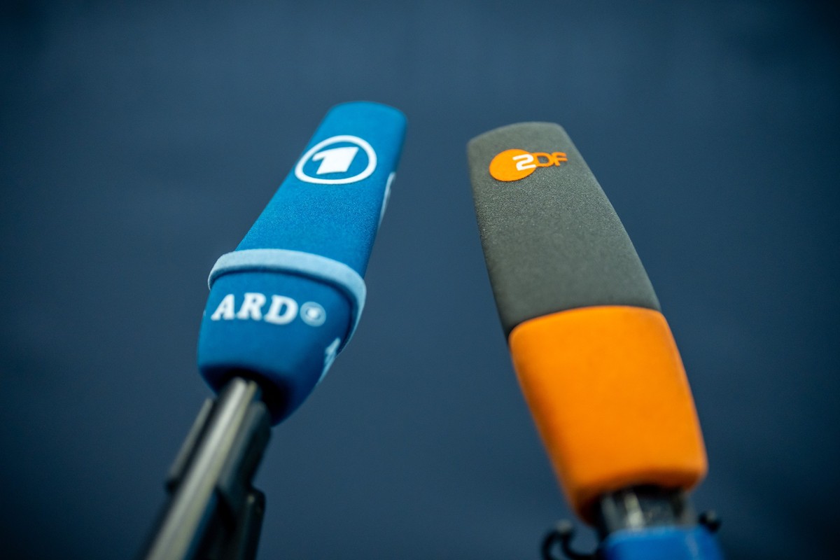 ARCHIV - 28.11.2024, Berlin: Die Mikrofone der beiden öffentlich-rechtlichen Rundfunkanstalten ARD und ZDF stehen zu einem Statement beim Afghanistan-Untersuchungsausschuss des Bundestages bereit. (zu ...