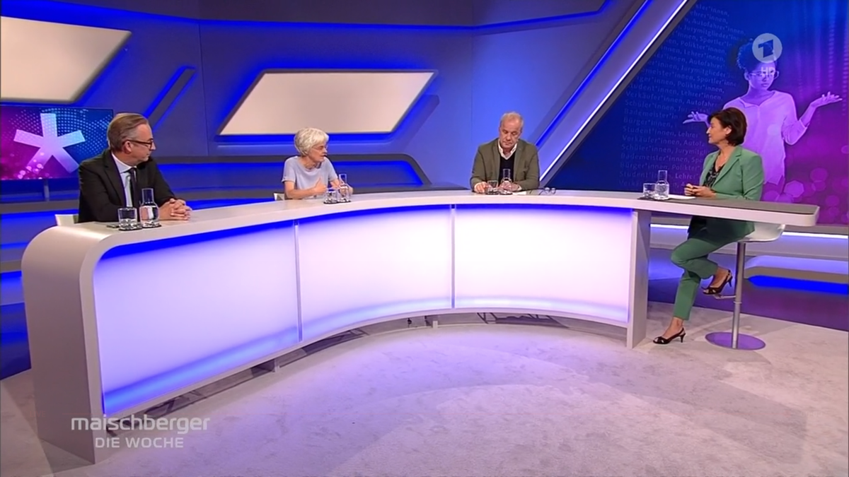 Sandra Maischberger (re.) mit ihren Kommentatoren Jan Fleischhauer (re.), Ulrike Herrmann (Mitte) und Hubertus Meyer-Burckhardt.