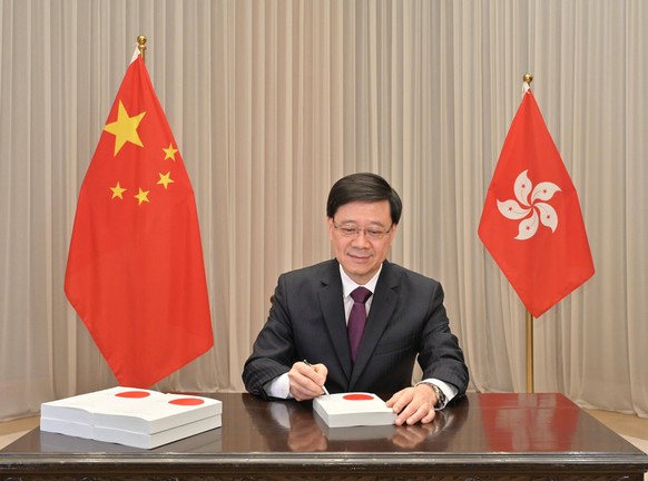 Hongkong, John Lee unterzeichnet neues Sicherheitsgesetz 240322 -- HONG KONG, March 22, 2024 -- John Lee, chief executive of the Hong Kong Special Administrative Region HKSAR, signs the Safeguarding N ...