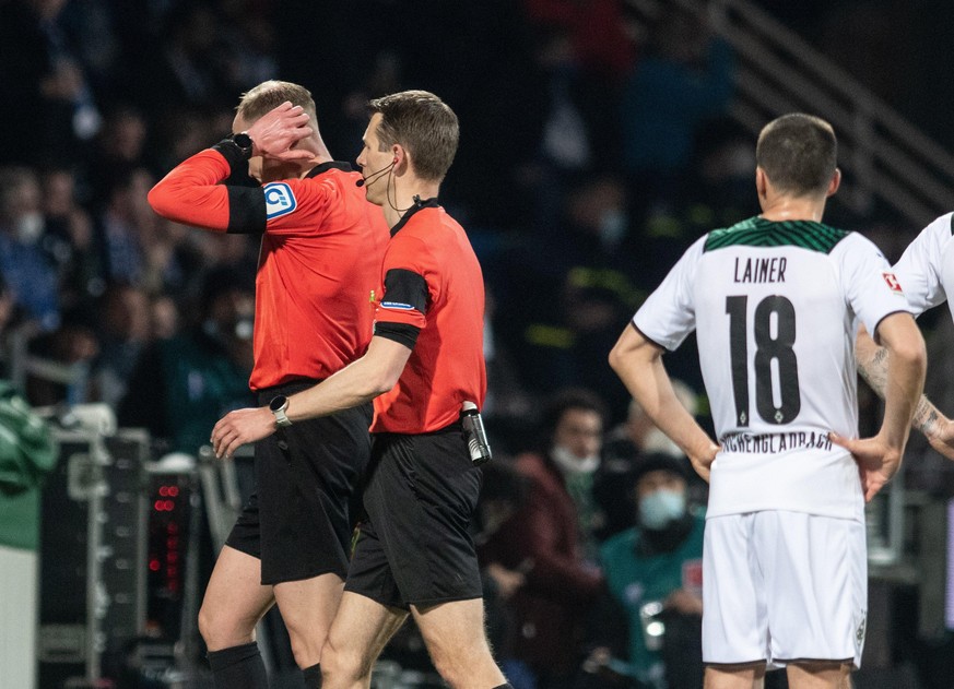 Fußball: Bundesliga, VfL Bochum - Bor. Mönchengladbach, 27. Spieltag, Vonovia Ruhrstadion. Das Schiedsrichtergespann um Benjamin Cortuns (2.v.l.) verlässt während des Spiels das Spielfeld, nachdem der ...