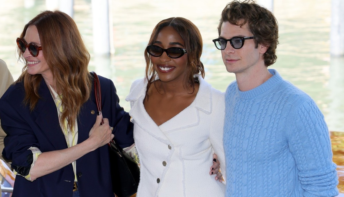 VENICE, ITALY - AUGUST 29: (L-R) Director Luca Guadagnino, Julia Roberts, Ayo Edebiri and Andrew Garfield arrive at Palazzo del Casinò for the “After the Hunt” photocall during the 82nd Venice Interna ...