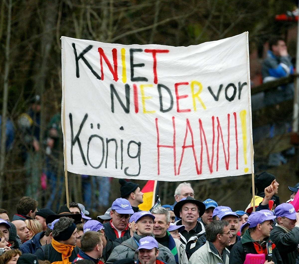 Bildnummer: 09828427 Datum: 29.12.2002 Copyright: imago/Pressefoto Baumann
Internationale Vierschanzentournee 2002/2003 in Oberstdorf Plakat Fans Zuschauer Sven Hannawald ; kbdig 2002 quadrat Winters ...