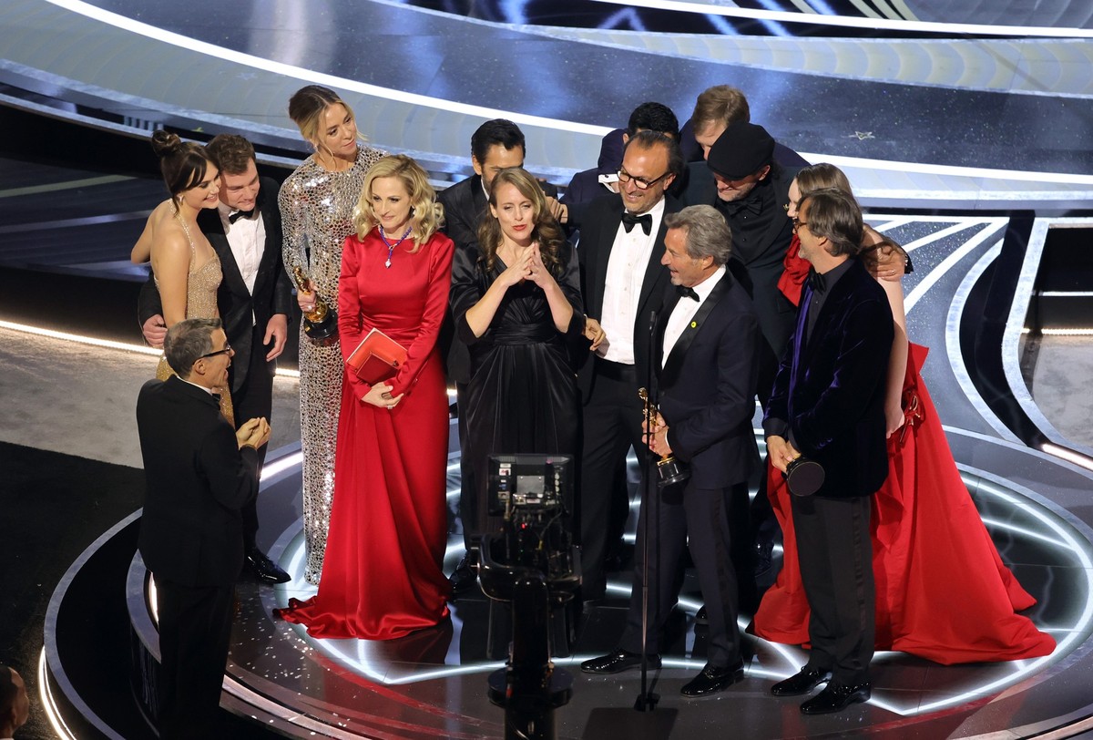 HOLLYWOOD, CALIFORNIA - MARCH 27: (L-R) Emilia Jones, Daniel Durant, Sian Heder, Marlee Matlin, Eugenio Derbez, Fabrice Gianfermi, Patrick Wachsberger, Justin Maurer, Troy Kotsur, Amy Forsyth, and Phi ...