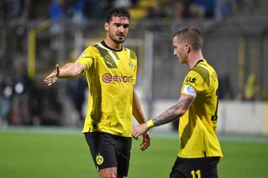 v.li:Mats HUMMELS Borussia Dortmund mit Marco REUS Borussia Dortmund . Fussball DFB Pokal 1.Runde, TSV 1860 Muenchen - Borussia Dortmund 0-3 am 29.07.2022 in Muenchen GRUENWALDER STADION. DFL REGULATI ...