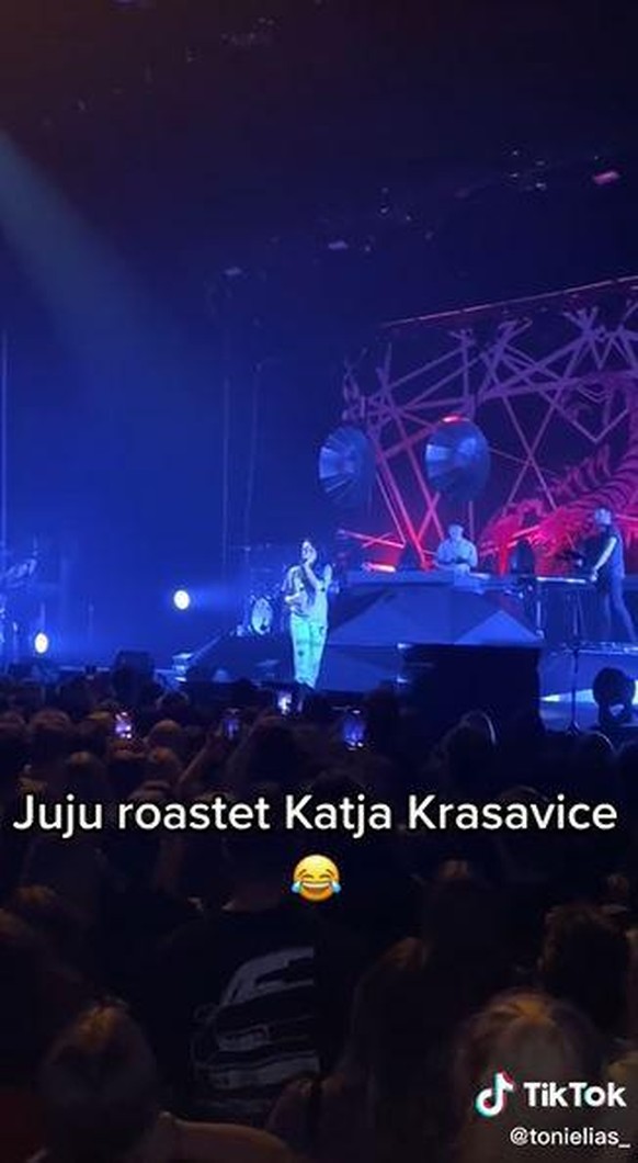 Juju ließ es sich auf der Bühne nicht nehmen, Katja Krasawitze für deren Freizügigkeit zu dissen.