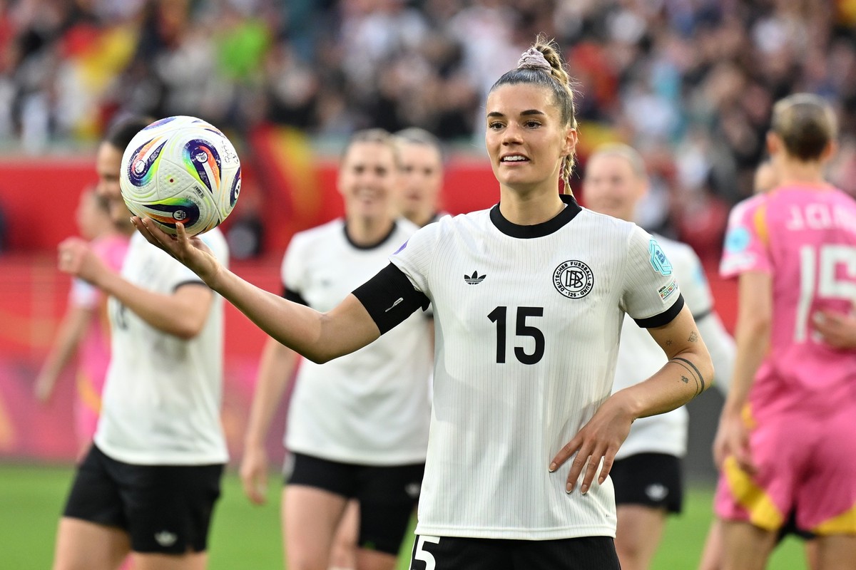 08.04.2025, Niedersachsen, Wolfsburg: Fußball, Frauen: Nations League A Frauen, Deutschland - Schottland, Gruppenphase, Gruppe 1, 4. Spieltag, Volkswagen Arena. Deutschlands Selina Cerci feiert ihr To ...
