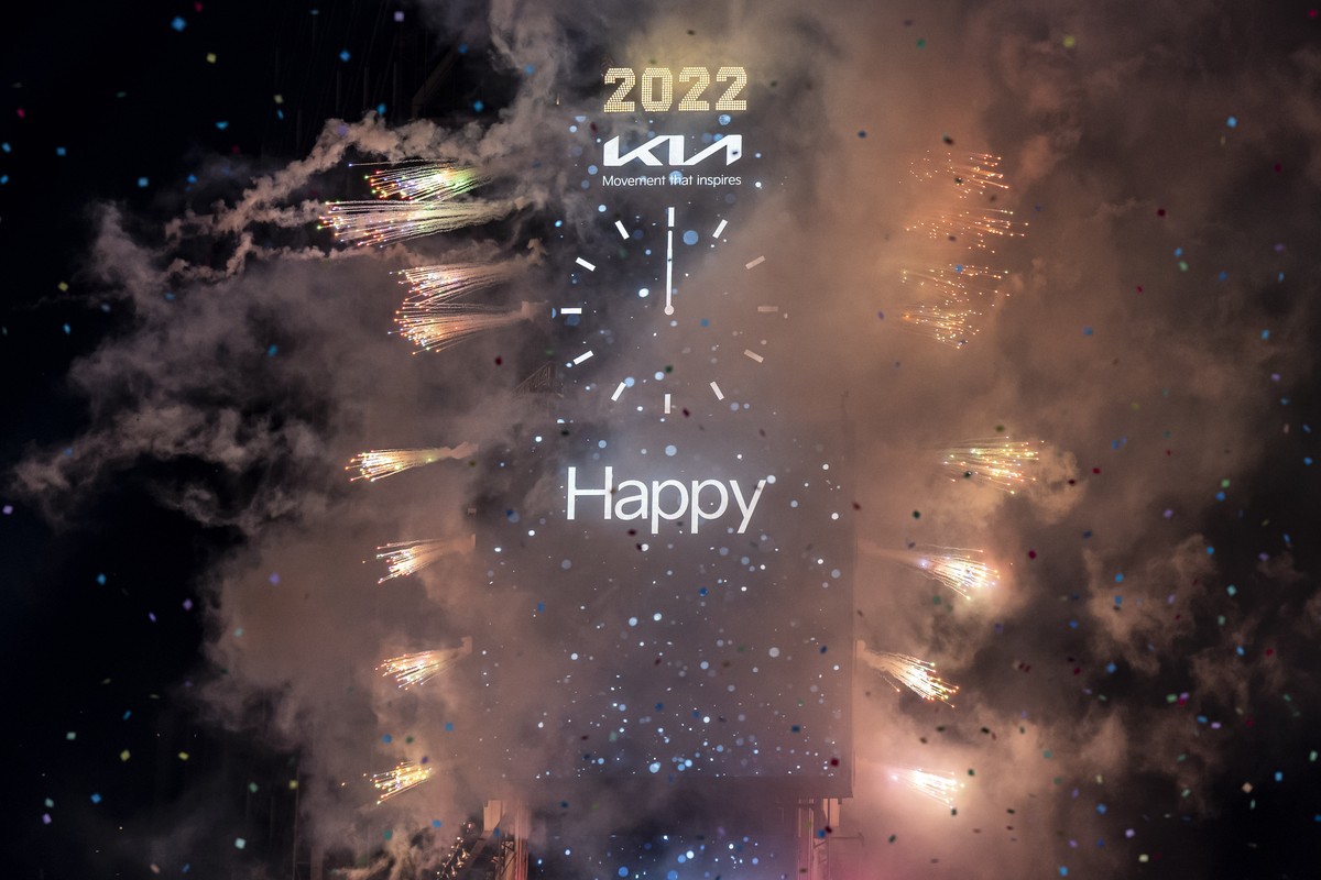 01.01.2022, USA, New York: Ein Feuerwerk wird um Mitternacht w�hrend der Silvesterfeier am Times Square gez�ndet. Foto: Ben Hider/Invision/AP/dpa +++ dpa-Bildfunk +++