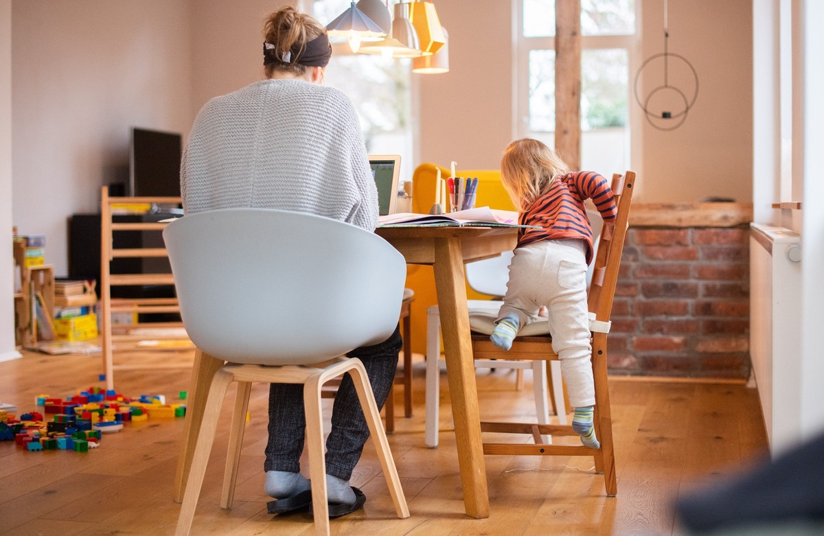 ARCHIV - Zum Themendienst-Bericht von Vera Kraft vom 24. November 2022: Das Arbeiten von zu Hause aus ist für viele inzwischen normal. Aber ohne eine Kinderbetreuung eine große Herausforderung. Foto:  ...