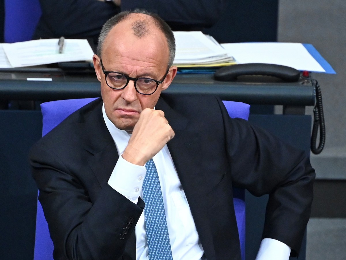 26.11.2025, Berlin: Bundeskanzler Friedrich Merz (CDU) während der Generaldebatte im Bundestag zum Haushalt. Die Debatten über den Etat des Kanzleramts werden traditionell zur Generalaussprache über d ...