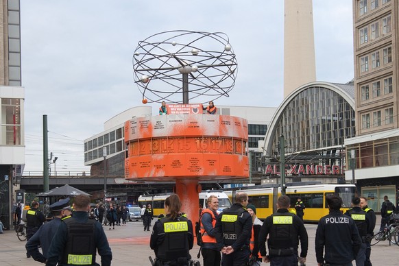 17.10.2023, Berlin: Aktivisten der Gruppe Letzte Generation haben die Weltzeituhr am Alexanderplatz Orange eingef