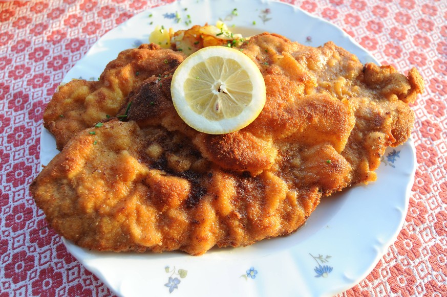 Der Mesnerwirt St Johann ist ein Bauernhaus mit Gastwirtschaft der oberbayerischen Gemeinde Siegsdorf, nahe Traunstein. Hier gibt es ueber die Grenzen von Bayern hinaus bekannte Wiener Schnitzel mit B ...