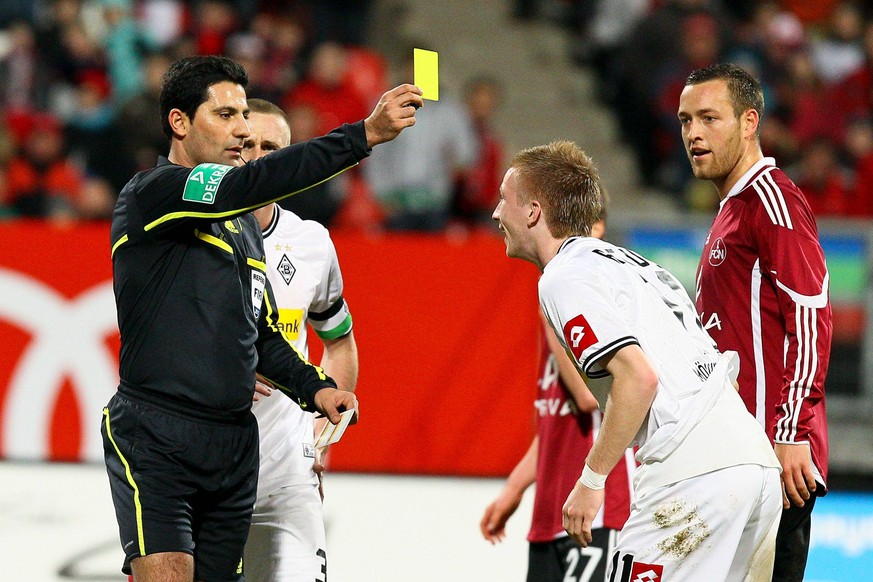 Rafati zückt zu seiner aktiven Zeit im Jahr 2011 die gelbe Karte für Marco Reus.