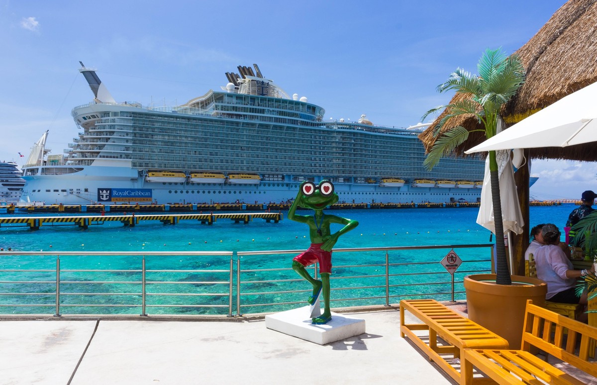 Cozumel, Mexico - May 04, 2018: Royal Carribean cruise ship Oasis of the Seas docked in the Cozumel port during one of the Western Caribbean cruises at Cozumel, Mexico on May 04, 2018. Cruise passenge ...