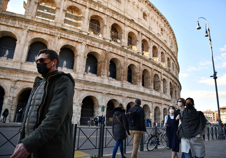 Junge Italiener tragen im Winter 2022 noch die Maske wegen Corona.