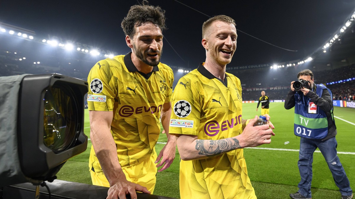 Marco Reus 11 Borussia Dortmund und Mats Hummels 15 Borussia Dortmund gluecklich, Paris Saint-Germain vs. Borussia Dortmund, Fussball, Champions League, Halbfinale, 07.05.2024 Paris Nordrhein-Westfale ...