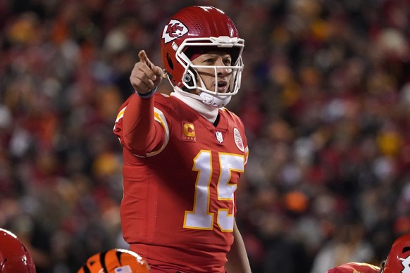 29.01.2023, USA, Kansas City: American Football: Profiliga NFL, Play-off-Runde, Halbfinale, Kansas City Chiefs - Cincinnati Bengals. Kansas City Chiefs-Quarterback Patrick Mahomes gibt seinen Teamkoll ...