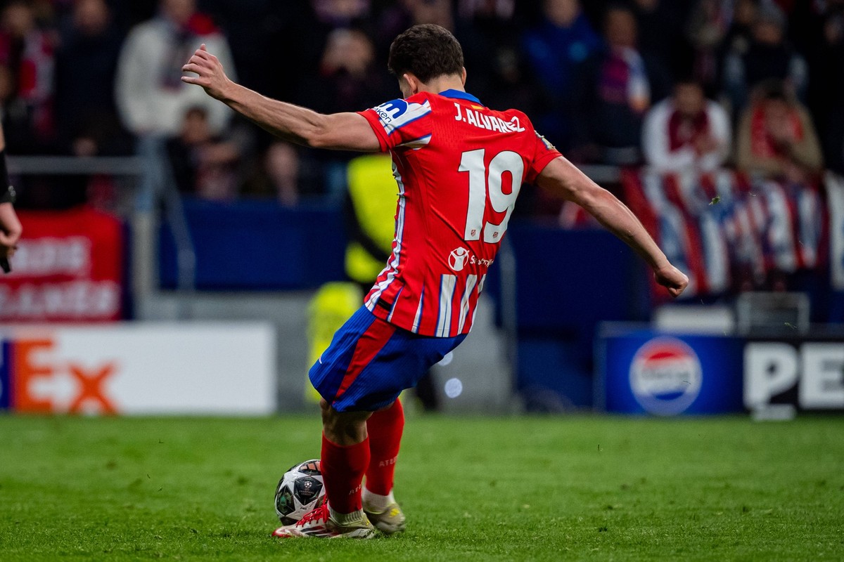 Sport Bilder des Tages Atletico de Madrid vs Real Madrid CF - UEFA Champions League 2024/25 Round of 16 Second Leg Julian Alvarez of Atletico de Madrid seen kicking the penalty was later disallowed du ...