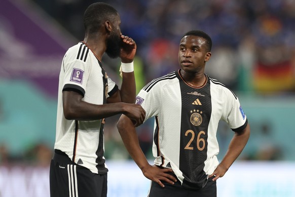 Bei der WM 2022 in Katar stand Youssoufa Moukoko (r.) mit Antonio Rüdiger (l.) auf dem Platz im Spiel gegen Japan.