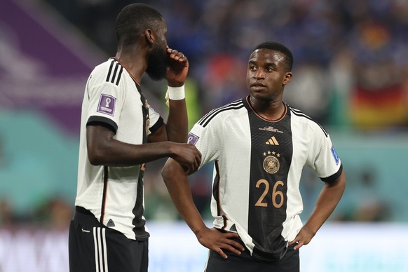 23.11.2022, Katar, Al-Rajjan: Fu�ball, WM 2022 in Katar, Vorrunde, Gruppe E, Spieltag 1, im Chalifa International Stadium in Al-Rajjan, Deutschlands Antonio R�diger und Deutschlands Youssoufa Moukoko ...