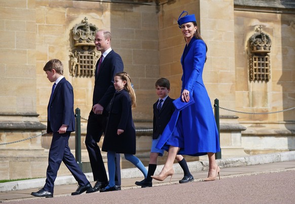 09.04.2023, Gro�britannien, Windsor: Prinz William (hinten), Prinz von Wales, und Kate (r), Prinzessin von Wales, mit ihren Kindern Prinz George (l-r), Prinzessin Charlotte und Prinz Louis kommen an d ...