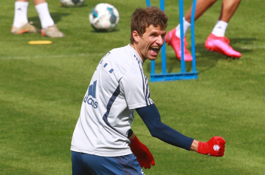 Thomas Müller jubelt über ein Tor im Training.