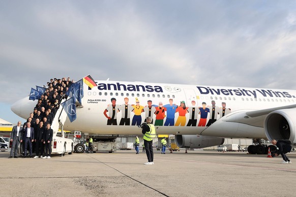 Am Montag stieg das DFB-Team in die "Fanhansa"-Maschine.