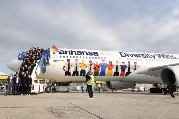 Frankfurt am Main, 14.11.2022, xjfx Abflug der Deutschen Fussball Nationalmannschaft auf dem Vorfeld des Frankfurter Flughafens von Frankfurt nach Muscat auf dem Weg zum letzten Trainingsspiel vor der ...