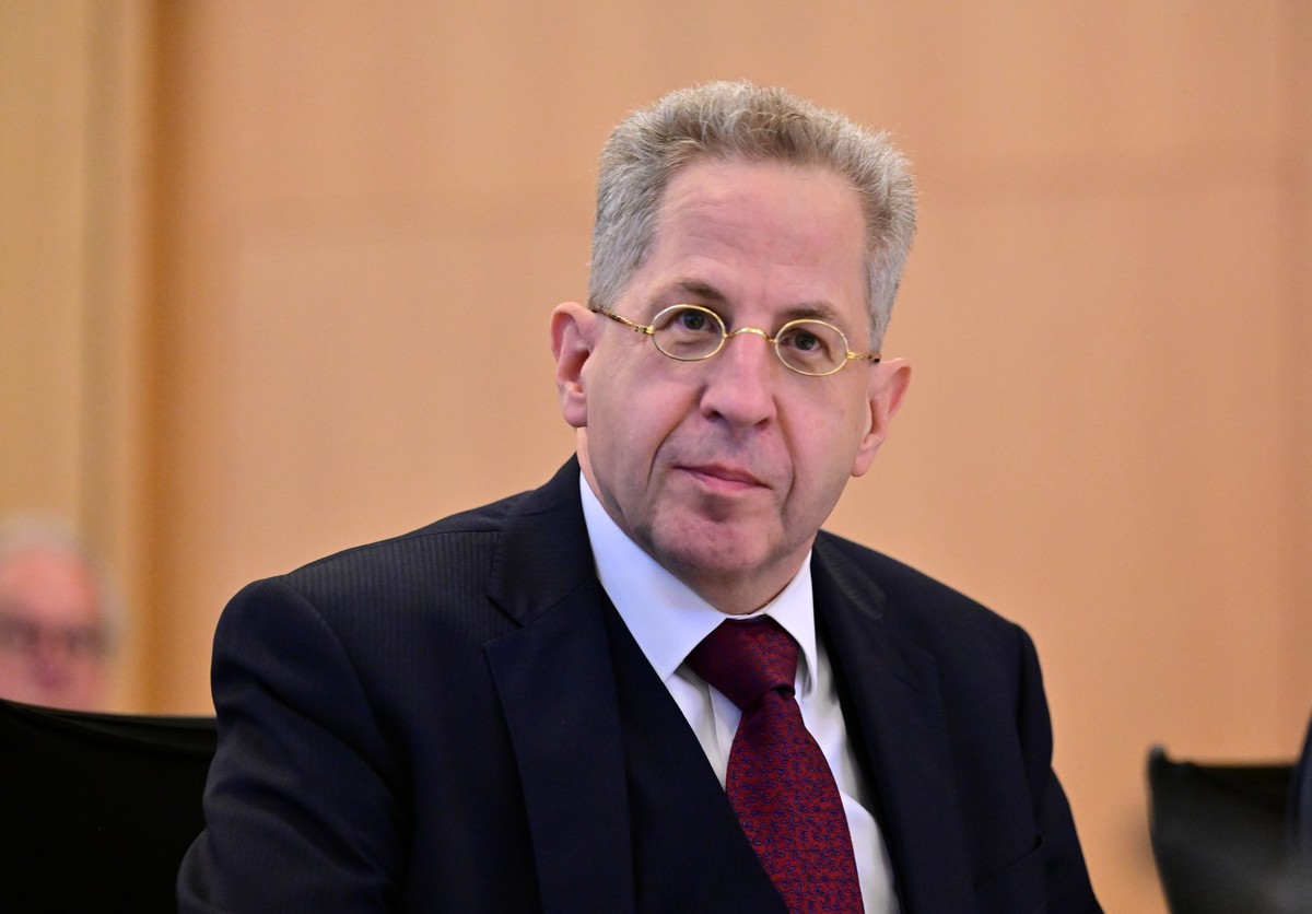 24.10.2023, Thüringen, Erfurt: Hans-Georg Maaßen (CDU), ehemaliger Verfassungsschutz-Chef, sitzt als Zeuge im Untersuchungsausschuss im Thüringer Landtag. Der Parlamentarische Untersuchungsausschuss & ...