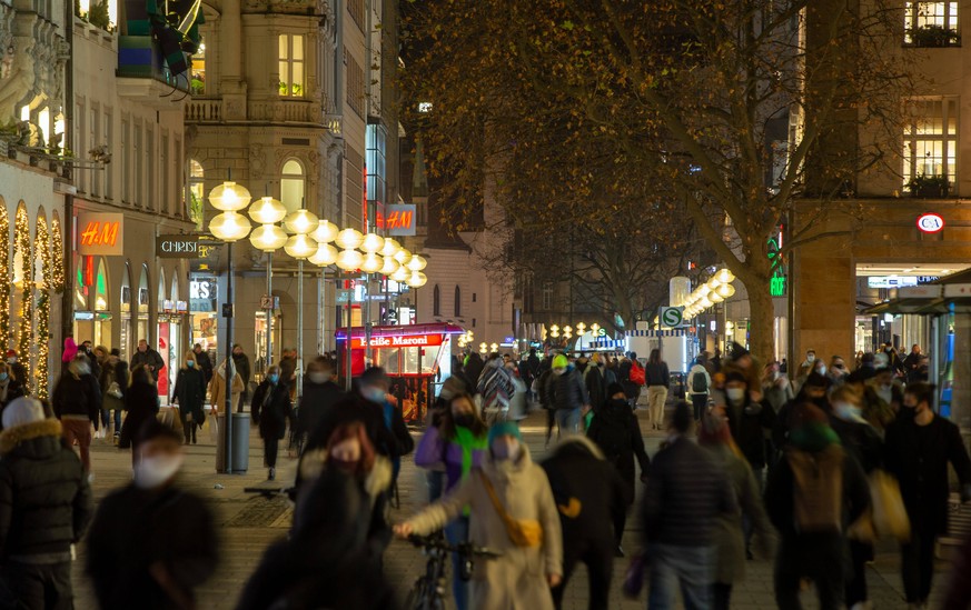 Viele Menschen beim Shoppen einkaufen / Letztes verkaufsoffenes Wochenende in der Fu