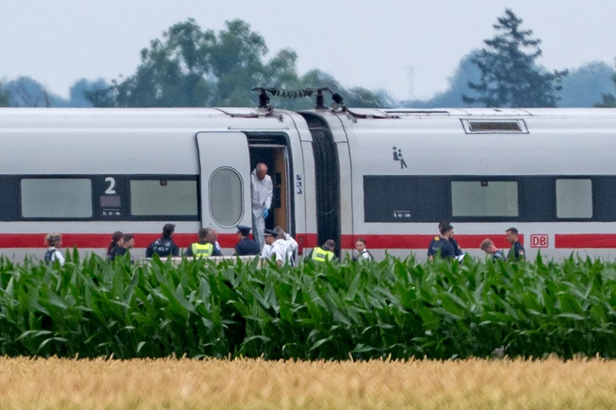 dpatopbilder - 03.07.2025, Bayern, Straßkirchen: Die Polizei und Spurensicherung ermitteln in einem ICE, in dem ein Mann in Niederbayern mehrere Passagiere angegriffen hat. Der mutmaßliche Täter sei f ...